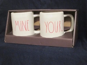 Rae Dunn New YOURS MINE Tassen rote Buchstaben 2er Set Magenta Magnolie Bauernhaus  - Bild 1 von 6