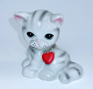 Russ Berrie VALENTINE CAT/Kitten Figurine w/ Heart. MINT Cond. 3" T. Gray Tabby - Picture 1 of 7
