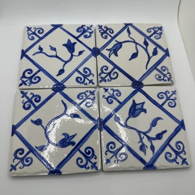 Cuatro azulejos de mayólica italiana pintados a mano azules y blancos Art Nouveau ENVÍO RÁPIDO Foto 1 de 4