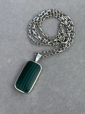 Pingente e corrente vintage de prata esterlina de lingote de malaquita Ralph Weston 1979c 9,8 g - Imagem 1 de 4
