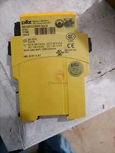 EIN gebrauchtes Pilz Sicherheitsrelais PZE X4VP 777580 - Bild 1 von 2