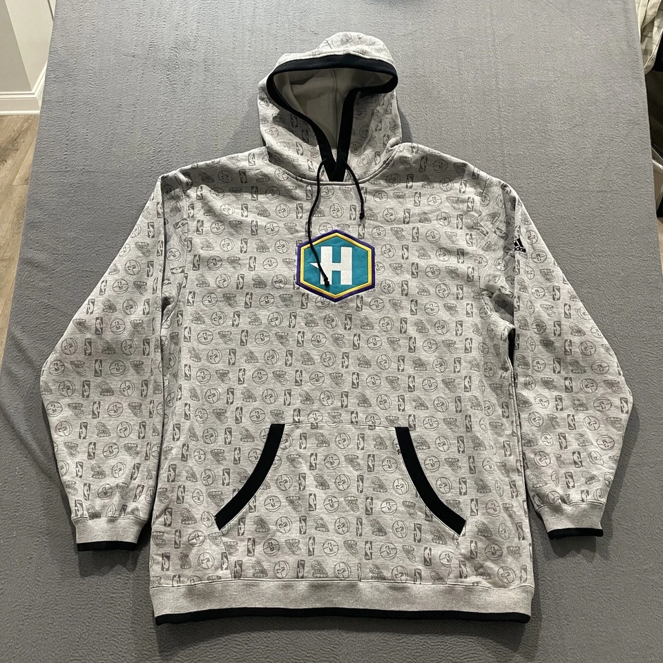 Sudadera con Capucha Adidas New Orleans Hornets De Colección Para Hombre 2XL Gris Estampado Completo NBA Rara Foto 1 de 4