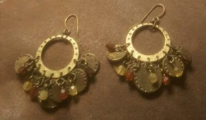 Messingfarbene Metall Ohrhänger mit bernsteinfarbenen Perlen - Bild 1 von 5