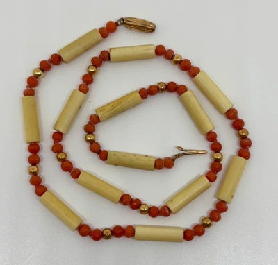 COLAR DE CONTAS REDONDO TUBULAR VINTAGE OURO 14K COM FECHO DE CONTAS SALMÃO E CREME CORAL #2 - Imagem 1 de 4