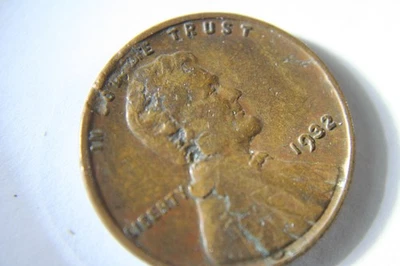 1932 Lincoln Wheat Cent HUGE LAMINATION ERROR  thru Lincoln - Image 1 of 3