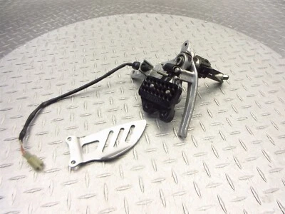 05-06 Suzuki GSXR 1000 GSXR1000 2006 juego trasero derecho soporte de pedal de freno trasero  Foto 1 de 4