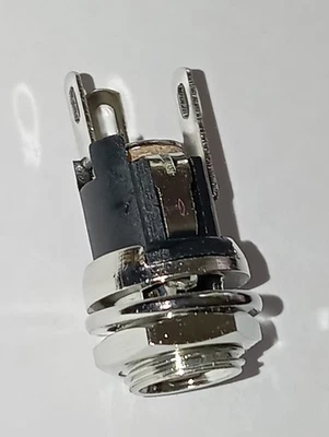 Presa DC da incasso per spina cava 5,5 x 2,5 mm con attacco a saldare 1 pezzo - Immagine 1 di 3