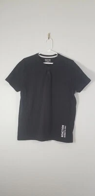 Camiseta negra Kenneth Cole Reaction. Logo impreso en la parte inferior de la camisa. Talla L. Foto 1 de 4