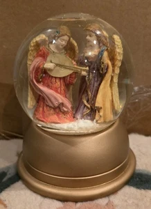 Caja musical globo de nieve cuenta con dos ángeles tocando un laúd con una base dorada - Imagen 1 de 6