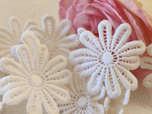 Lot 5 anciennes applications vintage fleur blanche diamètre 5,5 cm A2 - Picture 1 of 4