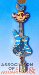 2012 HARD ROCK CAFE WASHINGTON DC SEA LION FONZ NATIONAL ZOO GITARRE BAUMELN PIN - Bild 1 von 3