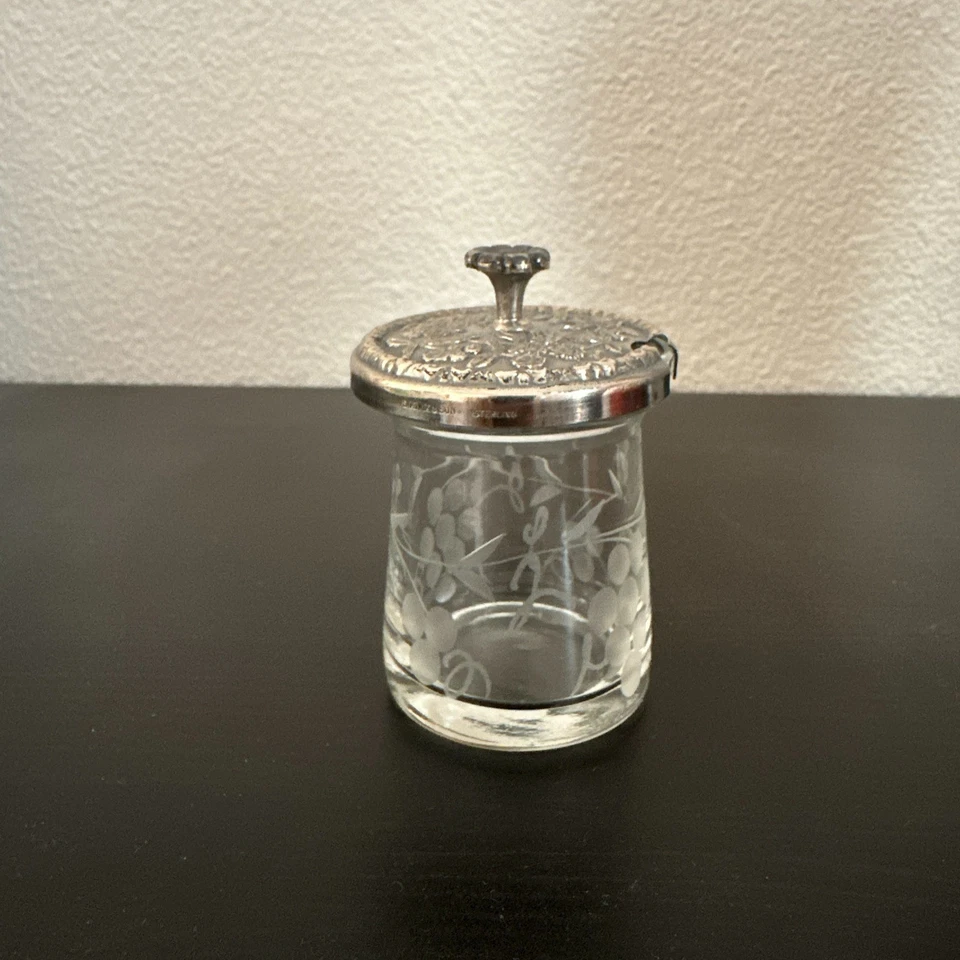 Kirk Repousse调味品或果酱罐带纯银盖 — 第 1/4 张图片