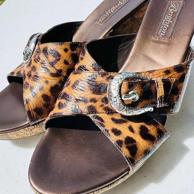 Zapato de Tacones de Cuña Brighton 10M Verano Estampado Animal Punta Abierta Hebilla Plataforma Marrón Foto 1 de 4