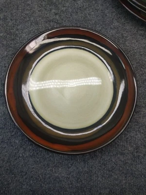 Plato de almuerzo para ensalada de gres pintado a mano bandas ámbar rojo a rayas reactivas Pier 1  Foto 1 de 4