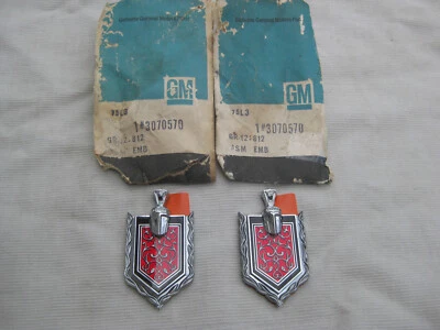 NOS CHEVY Monte Carlo 1978 1979 1980 Knight Crest EMBLEM Set/2 * Genuine GM Foto 1 de 3