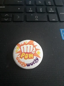 Insignia vintage Cadbury Curly Wurly  - Imagen 1 de 3