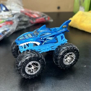 Hot Wheels Monster Trucks Shark Wreak 2020 Epic Loop Challenge Playset esclusivo - Foto 1 di 8