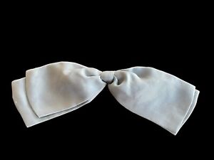 Vintage Vicky Davis For The Vera Companies 100% Silk Pin On Ladies Neck Bow Tie
