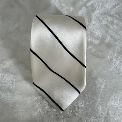 Corbata de seda Oleg Cassini para hombre de colección hecha a mano en Italia Beigh con rayas negras Foto 1 de 4