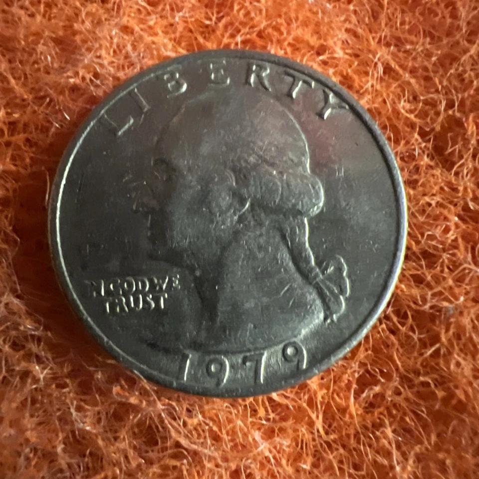 1979 No Mint Mark Quarter, Philadelphia 25c Error Coin Rare- OFF CENTER!!? - Image 1 of 4