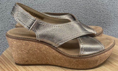 Sandali da donna Clarks zeppa taglia 9M Aisley oro tulipano pelle metallica