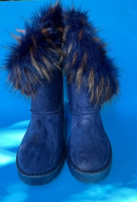BAMBÚ ~ BOTAS DE GAMUZA SINTÉTICA AZUL ~ RIBETE DE FLECOS DE PIEL SINTÉTICA DE PAVO REAL ~ PARA MUJER TALLA 8,5 Foto 1 de 4