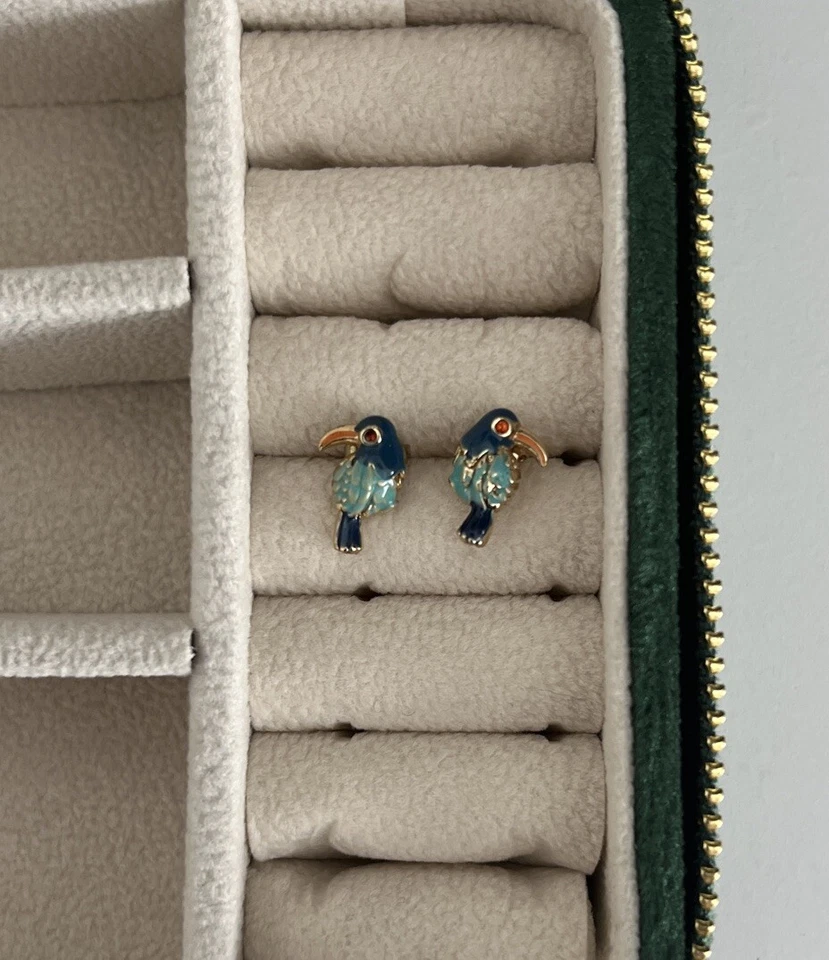 Brincos de zircônia cúbica esmalte pássaro tropical tucano Banana Republic - Imagem 1 de 1