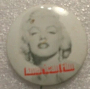 PIN TRASERO PELÍCULA AMERICANA MARILYN MONROE 1-1/4" - Imagen 1 de 1
