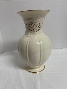 Jarrón floral Lenox rosa brocado color marfil 9" con detalles dorados SKU # 6011373 - Imagen 1 de 9