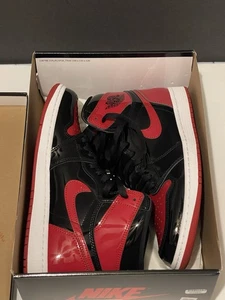 1 Mal getragen Größe 10,5 Herren Jordan 1 Retro OG High Patent Bred schwarz rot gebraucht CA - Bild 1 von 14