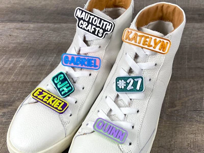 Nombre Personalizado Cordón Dije - Marcador de Texto Personalizado Letra Número Tenis Etiqueta Foto 1 de 4