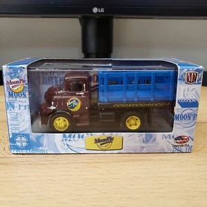 M2 Machines 1957 Dodge 700 COE Stakebed Truck Moon Pie Diecast 1:64 - Picture 1 of 6