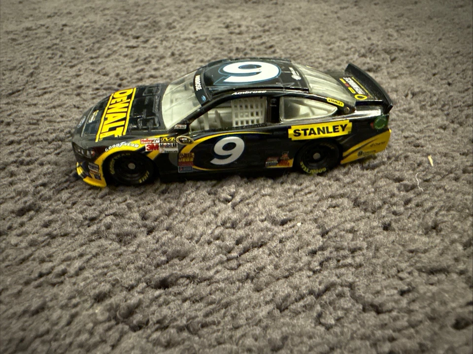 1/64 动作赛车 Marcos Ambrose 2013 DEWALT 儿童奇迹网络散装 — 第 1/4 张图片