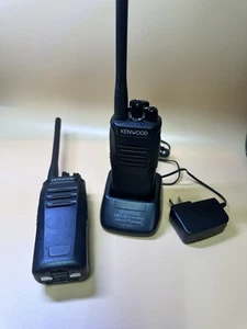 2x Kenwood NX-240V-K VHF portable radio 16 channel W/ Batteries - Zdjęcie 1 z 8