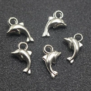 100 Silver Tone Metallic Acrylic Dolphine Charm Pendants 16mm - Imagen 1 de 5