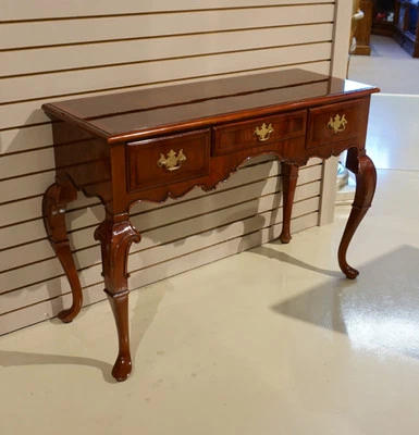 Consola de pared tradicional Queen Ann Lowboy de madera de caoba  Foto 1 de 4