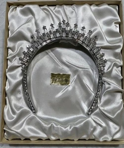 Kramer New York Signed VINTAGE 1950’s Victorian Style RARE Tiara BEAUTIFUL! - Picture 1 of 7