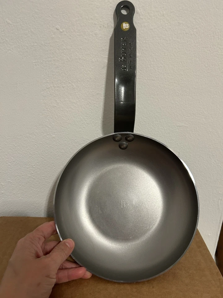 Sartén clásica de acero al carbono de Buyer Mineral B 8" tiene algunas manchas de óxido Foto 1 de 4