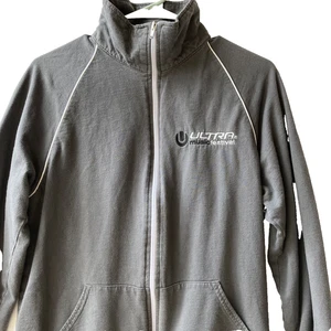 Chaqueta Ultra Music Festival Talla Mediana Cremallera Completa Logo Bordado Gris Unisex Hombres - Imagen 1 de 12
