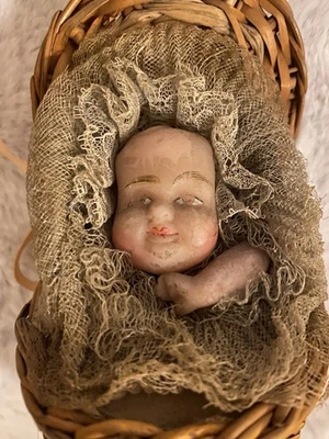 Antiguo muñeco bebé victoriano inglés de cera vertida en cesta lindo juguete/premio de novedad  Foto 1 de 4
