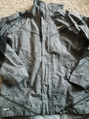 Chaqueta Nike Fit Storm talla mayor niños talla mediana 10-12.   OC Foto 1 de 4