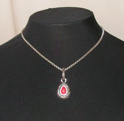 Collar Premier Designs Tono Plata Caja Cadena Deslizable Colgante Imitación Piedra Roja Foto 1 de 4