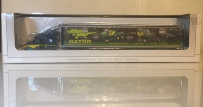 Semirremolque SpecCast John Deere Gator 387 Peterbilt edición limitada fundido a presión 1:64 Foto 1 de 4