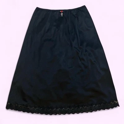 Falda sin cordones de encaje negra La Perla, 100 % seda, acento de cruz plateada y roseta roja Foto 1 de 4