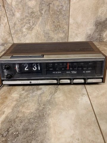 General Electric Flip Clock Radio Model #7-4321C Walnut Grain Vtg Cover