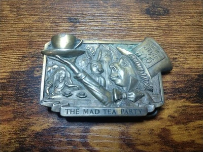 1977 Alicia en el País de las Maravillas Hebilla de Cinturón de Bronce The Mad Tea Party Sombrerero Pipa Oculta Foto 1 de 4