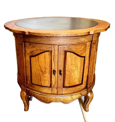 MESA AUXILIAR REDONDA DE MADERA THOMASVILLE DE MEDIADOS DE SIGLO DE COLECCIÓN T-55-7135-11 CON TAPA DE PIZARRA Foto 1 de 4