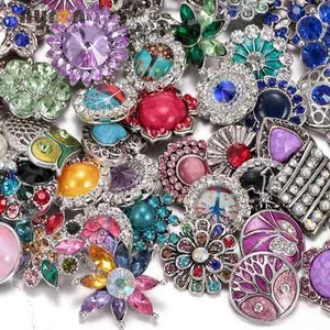 Lote de 100 piezas de diamantes de imitación superiores estilos mixtos 18 mm botón a presión de metal para broches de presión joyería - Imagen 1 de 8