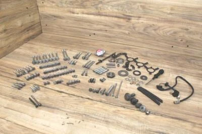 2003 03 Yamaha YZF R6 varios pernos de montaje del motor herrajes motor tapa del radiador Foto 1 de 4