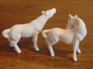 Vintage Set of 2 Bone China Miniature White Horses, Made in Japan - Picture 1 of 5